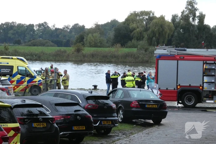 Vrouw en twee kinderen vallen in het water
