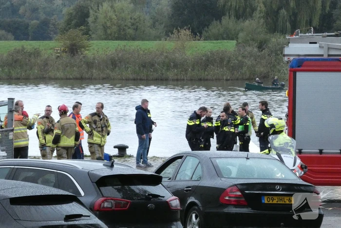 Vrouw en twee kinderen vallen in het water