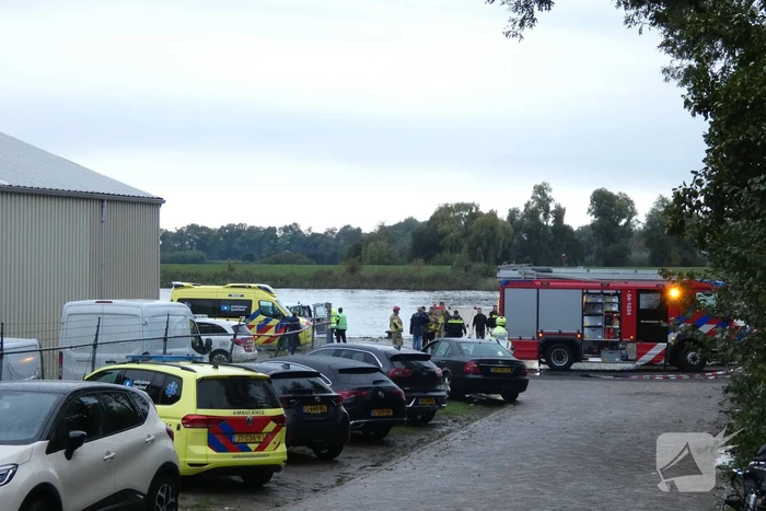 Vrouw en twee kinderen vallen in het water