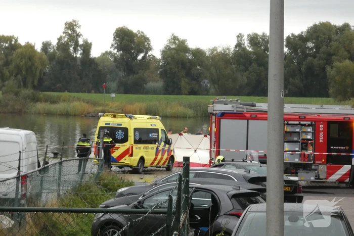 Vrouw en twee kinderen vallen in het water