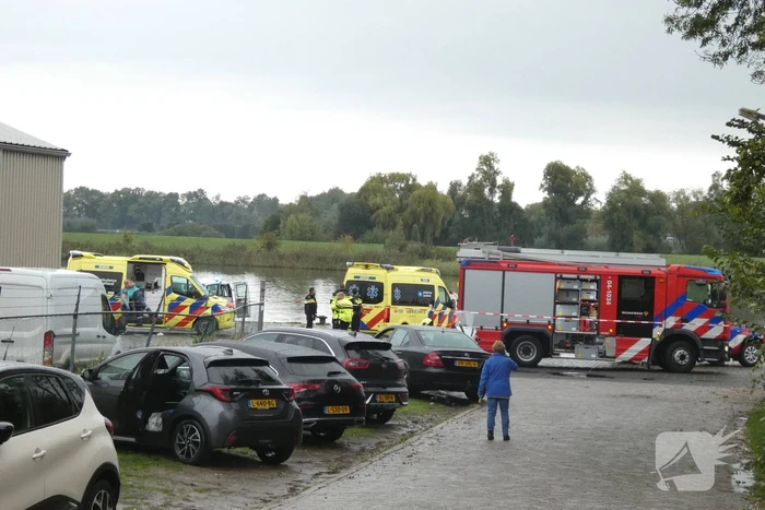 Vrouw en twee kinderen vallen in het water