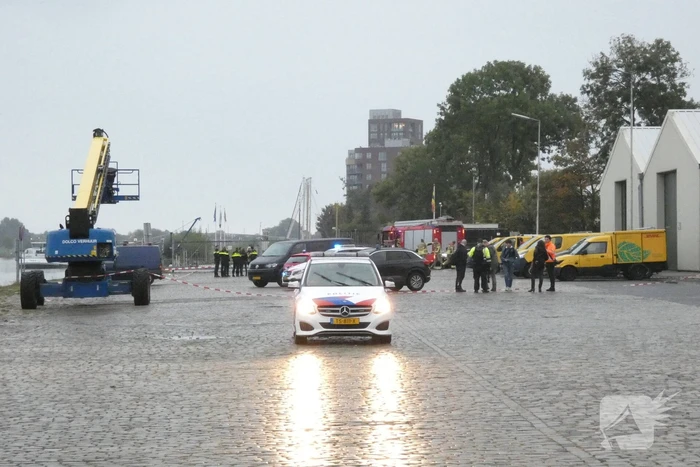 Vrouw en twee kinderen vallen in het water