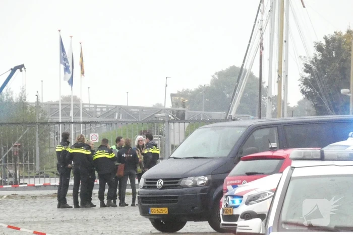 Vrouw en twee kinderen vallen in het water