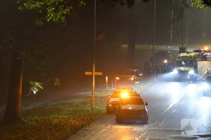 Auto belandt in sloot langs doorgaande weg
