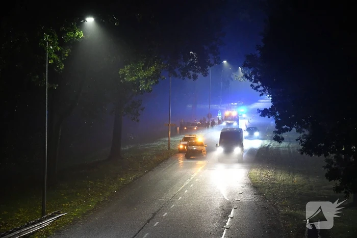Auto belandt in sloot langs doorgaande weg