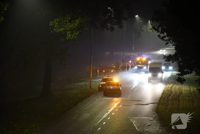 Auto belandt in sloot langs doorgaande weg