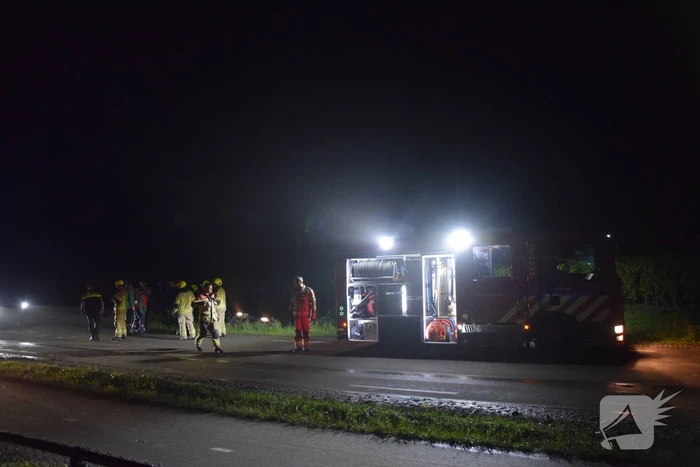 Automobilist belandt in sloot door glad wegdek