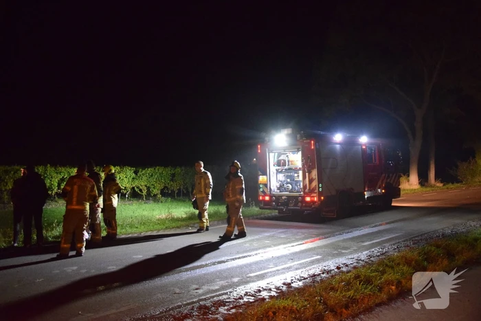 Automobilist belandt in sloot door glad wegdek