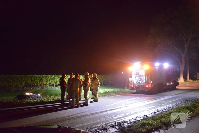 Automobilist belandt in sloot door glad wegdek