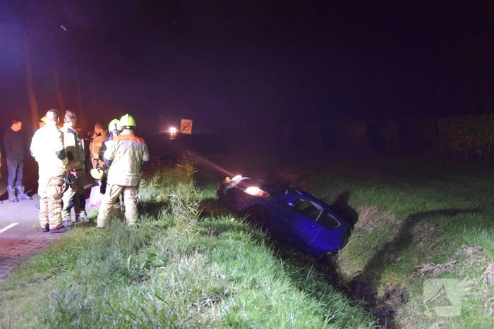 Automobilist belandt in sloot door glad wegdek
