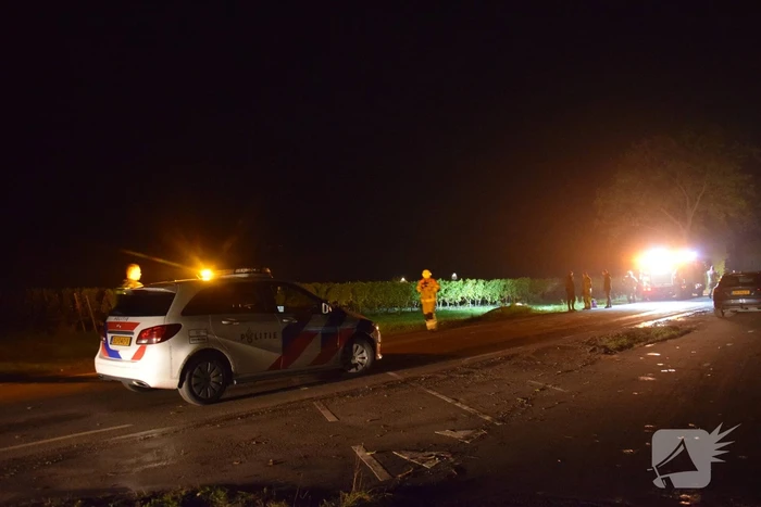 Automobilist belandt in sloot door glad wegdek