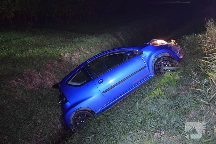 Automobilist belandt in sloot door glad wegdek