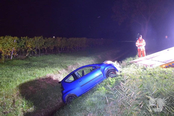 Automobilist belandt in sloot door glad wegdek