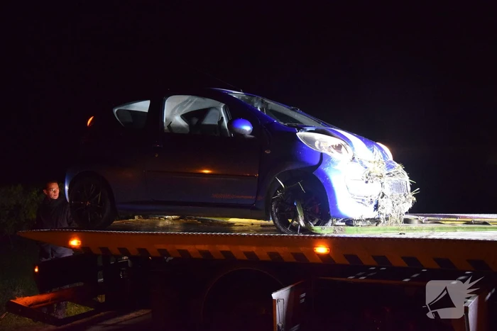 Automobilist belandt in sloot door glad wegdek