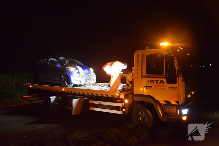 Automobilist belandt in sloot door glad wegdek