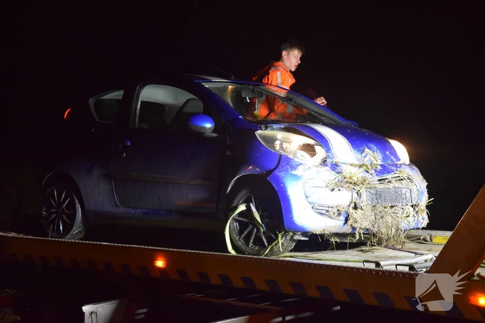 Automobilist belandt in sloot door glad wegdek