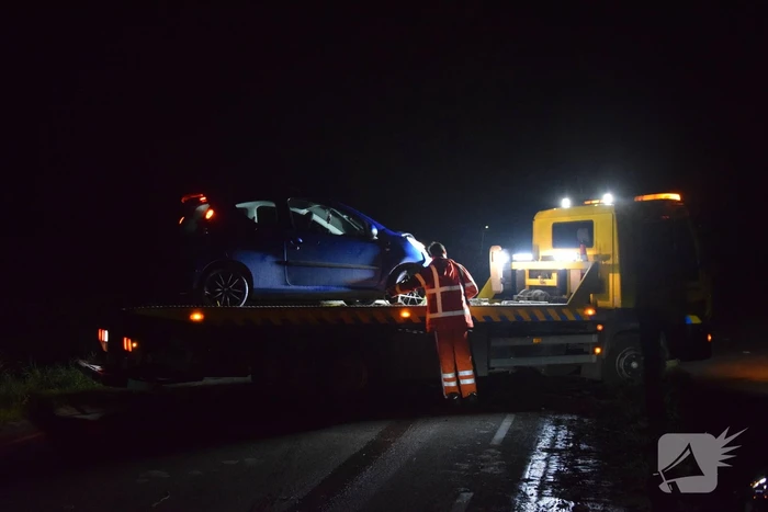 Automobilist belandt in sloot door glad wegdek