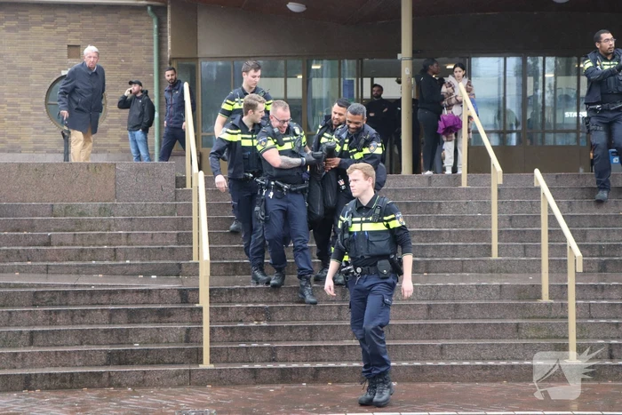 Man met veel machtsvertoon uit trein gehaald