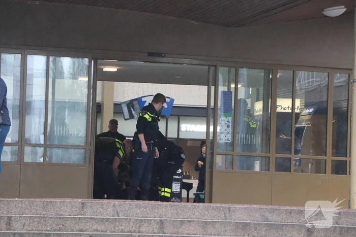 Man met veel machtsvertoon uit trein gehaald