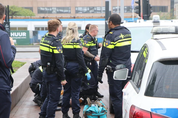 Man met veel machtsvertoon uit trein gehaald