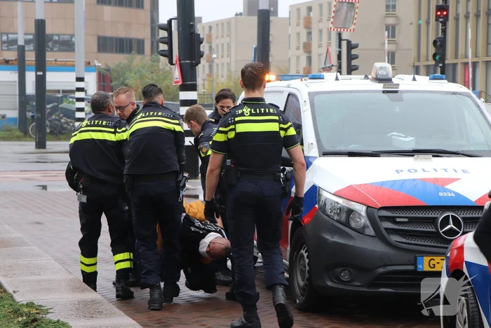 Man met veel machtsvertoon uit trein gehaald