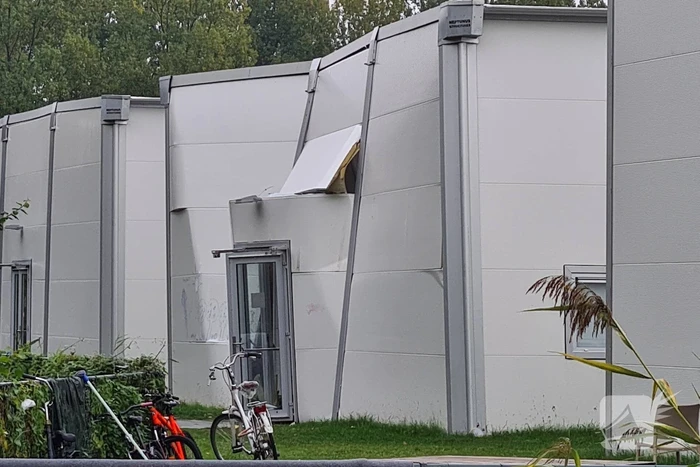 Dak van asielzoekerscentrum stort in