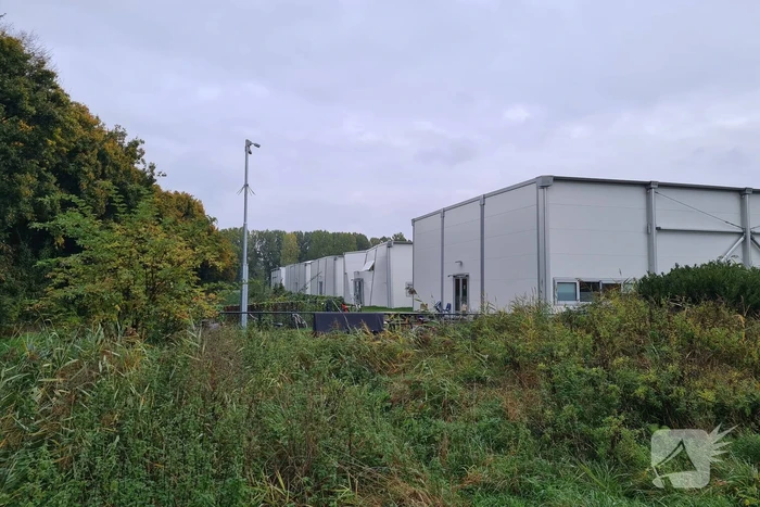Dak van asielzoekerscentrum stort in