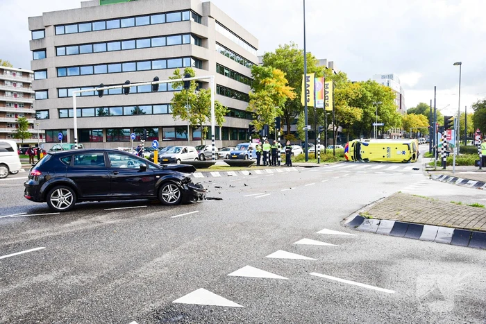 Ambulance gekanteld bij verkeersongeval
