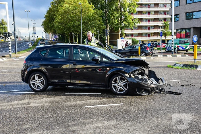 Ambulance gekanteld bij verkeersongeval