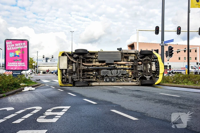 Ambulance gekanteld bij verkeersongeval