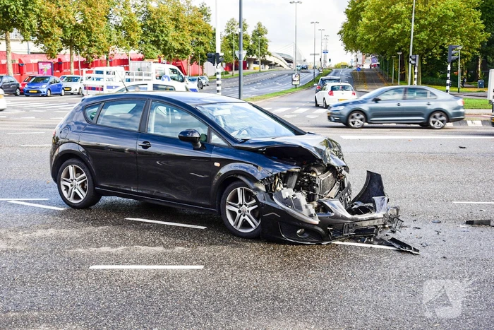 Ambulance gekanteld bij verkeersongeval