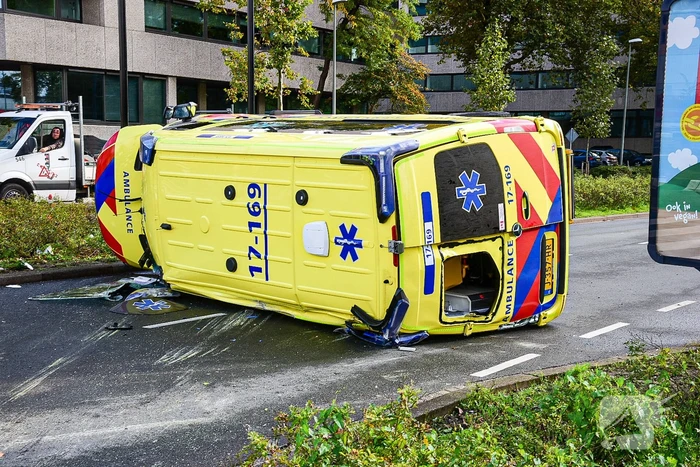 Ambulance gekanteld bij verkeersongeval