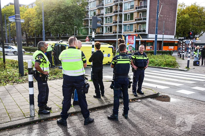 Ambulance gekanteld bij verkeersongeval