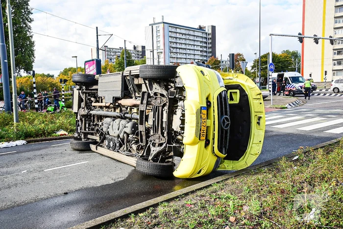 Ambulance gekanteld bij verkeersongeval