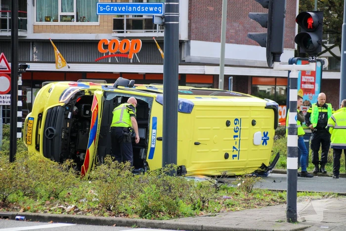 Ambulance gekanteld bij verkeersongeval