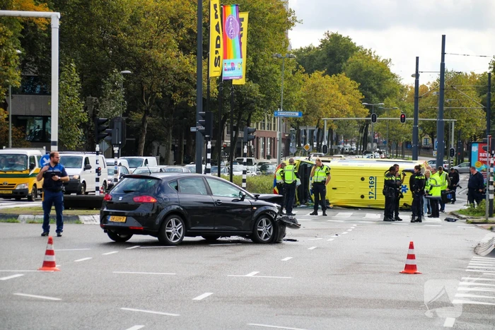 Ambulance gekanteld bij verkeersongeval