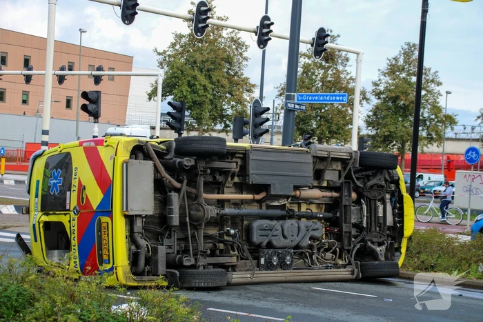 Ambulance gekanteld bij verkeersongeval