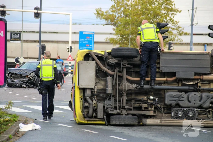 Ambulance gekanteld bij verkeersongeval
