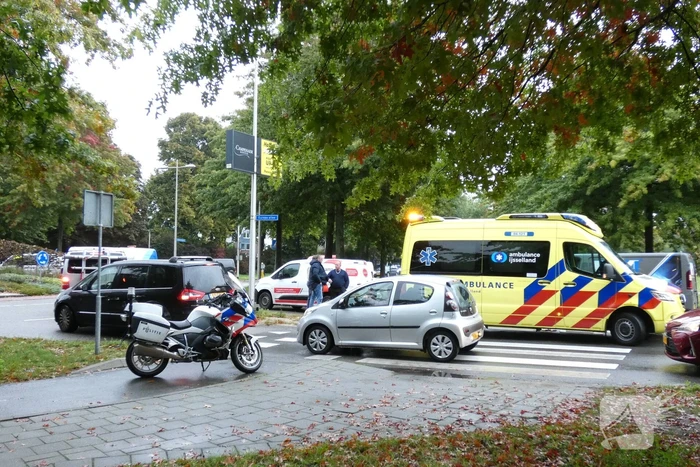 Overstekende fietser botst op bestelbus