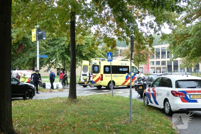 Overstekende fietser botst op bestelbus