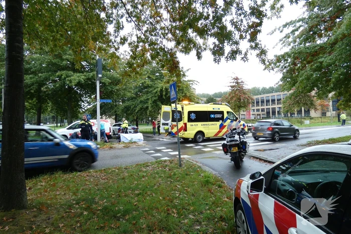 Overstekende fietser botst op bestelbus