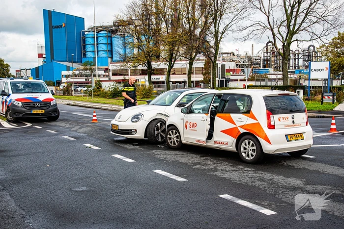 Twee auto's botsen op elkaar