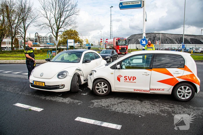 Twee auto's botsen op elkaar