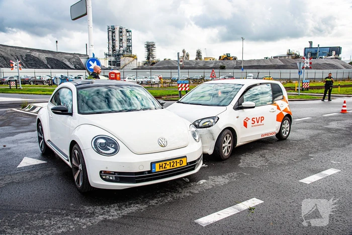 Twee auto's botsen op elkaar