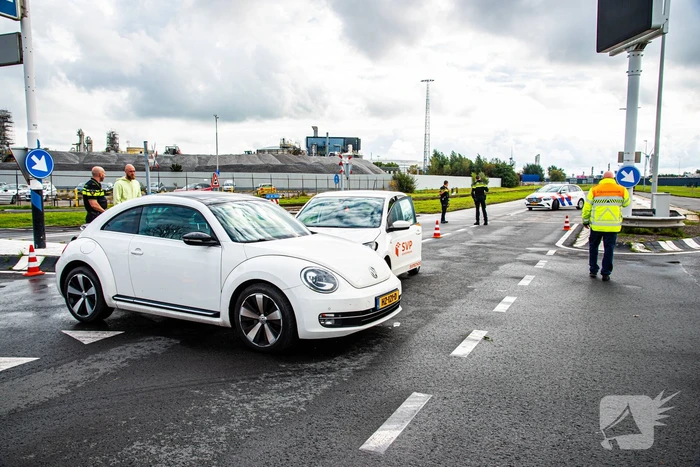 Twee auto's botsen op elkaar