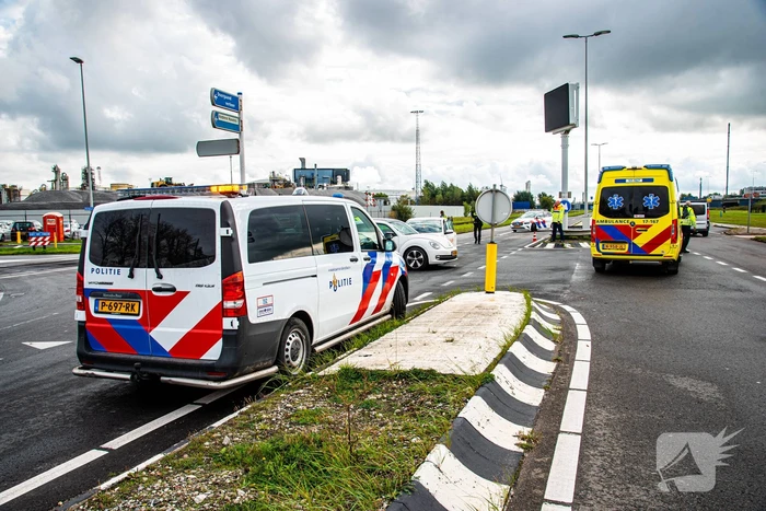 Twee auto's botsen op elkaar