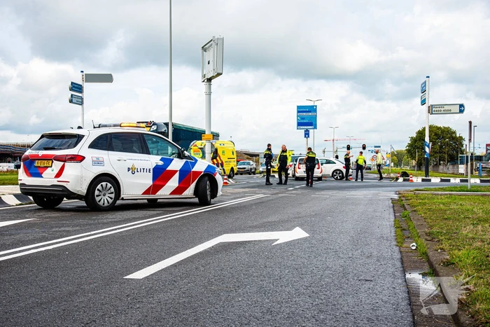 Twee auto's botsen op elkaar