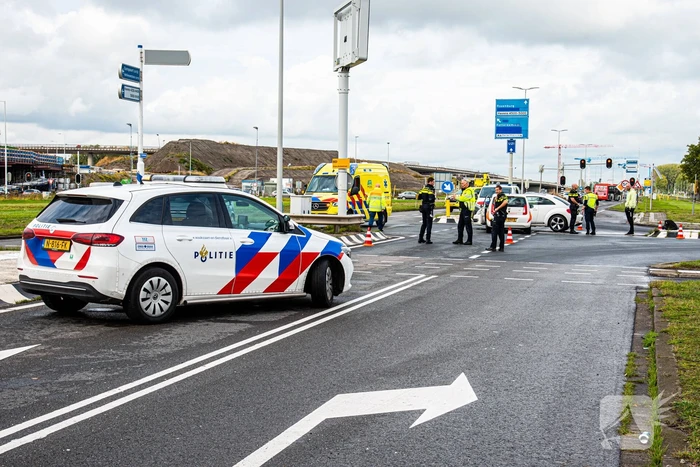 Twee auto's botsen op elkaar