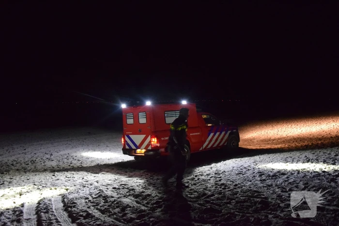 Personen gewond bij aanrijding op strand, bestuurder rijdt door