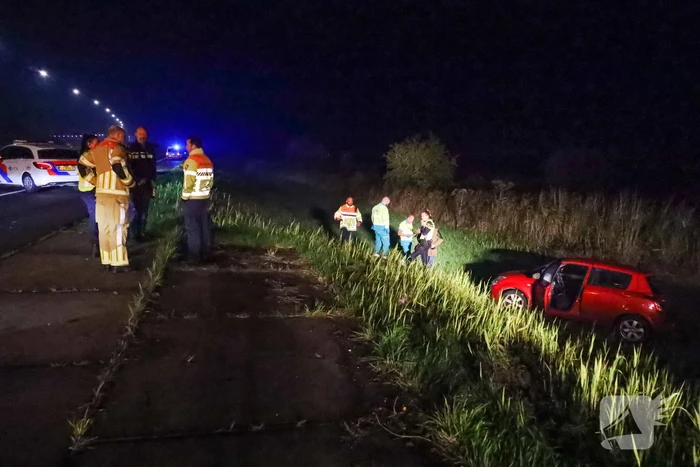 Automobilist belandt met voertuig onderaan het talud